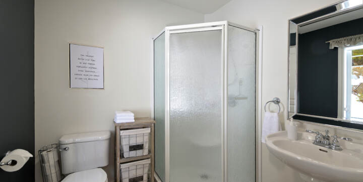 Salle d'eau avec douche propre chalet à louer Lanaudière de La Montagne Chalets Booking