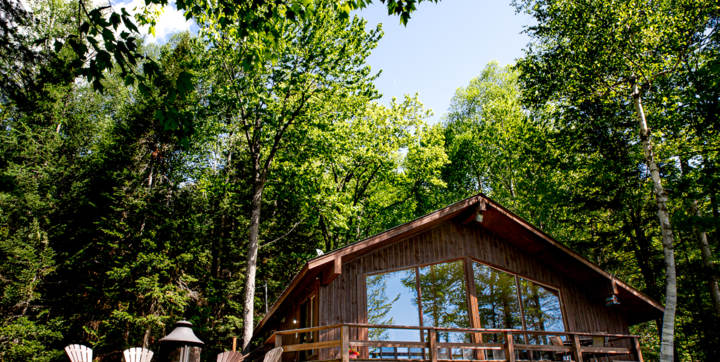 Chalets vacances en bois pour famille ou couple avec vue sur le lac spa privé et sauna privé Laurentides Chalets Booking