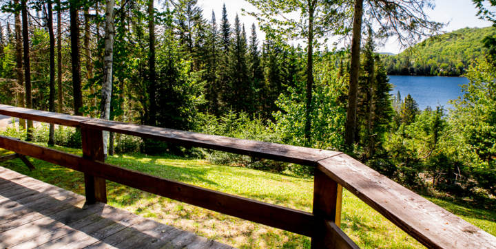 Terrasse avec vue sur l'eau chalet à louer en bois dans les Laurentides tout équipé 4 saisons Chalets Booking