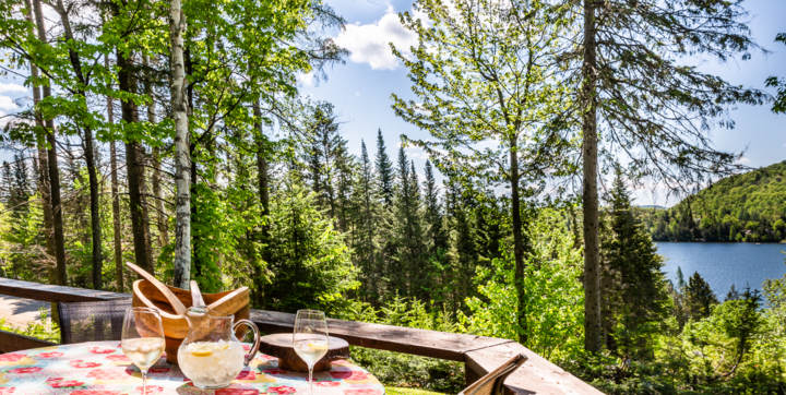 Terrasse chalet vacances en bois  Le Sariane avec ensemble patio et vue sur le lac tout équipé 4 saisons Laurentides Chalets Booking