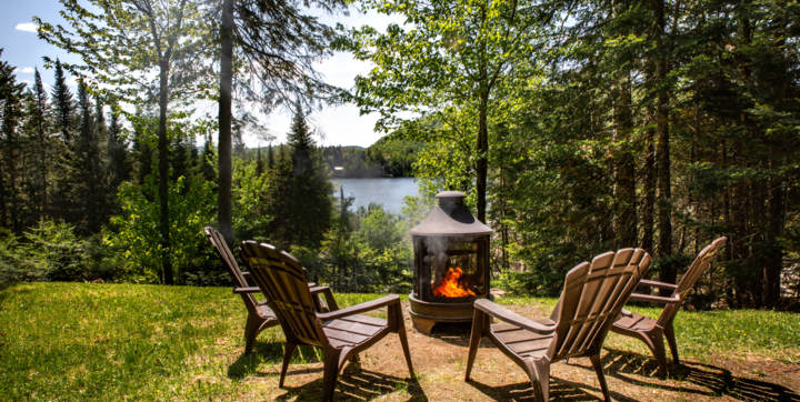 Foyer extérieur chalet de bois en location Le Sariane avec bois de chauffage inclus et vue sur le lac Laurentides Chalets Booking 