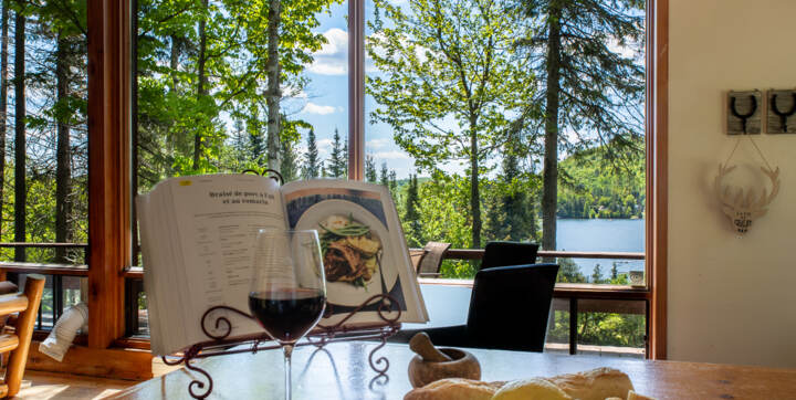 Cuisine et salle à dîner aire ouverte avec vue sur le lac chalet en location pour 2 à 4 personnes avec sauna sec et spa privés Laurentides Chalets Booking 