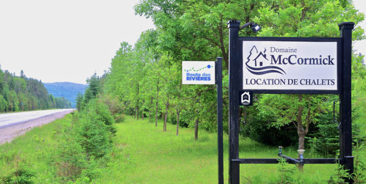 Entrée Domaine McCormick chalets vacances Le Canotier Mauricie rivière Saint-Maurice