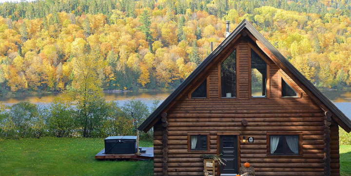 Log cabin to rent with private hot tub front of a river Mauricie Chalets Booking