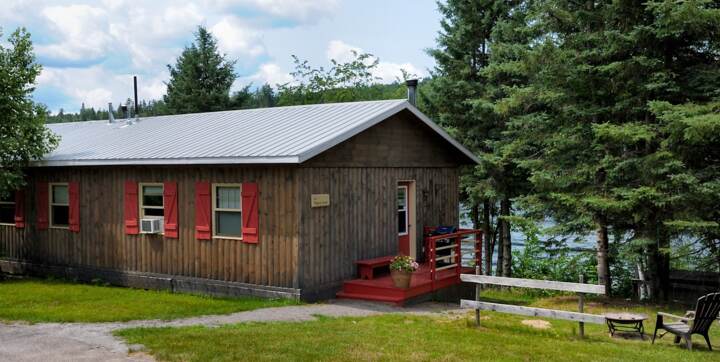 Chalet en bois à louer pour 2 à 4 personnes au bord de l'eau avec spa privé