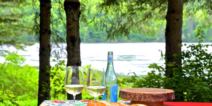 Table extérieure chalet vacances Le Canotier au bord de la rivière Saint-Maurice Mauricie Domaine MCormick