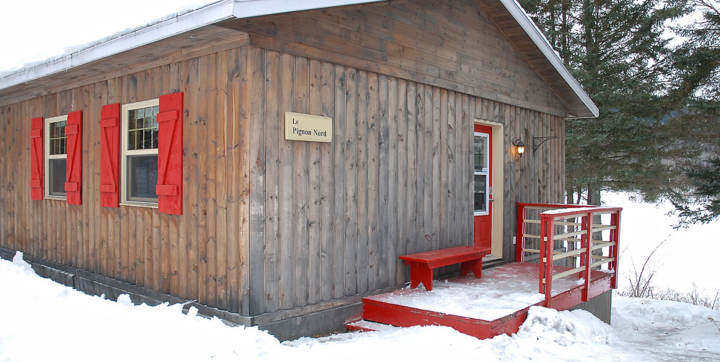 Chalet à louer en bois pour 2 à 4 personnes au bord de l'eau avec spa privé Mauricie Domaine McCormick