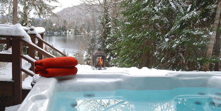 Hot tubs cottage to rent Laurentides Chalets Booking lake view  Le Sariane for 2 or 4