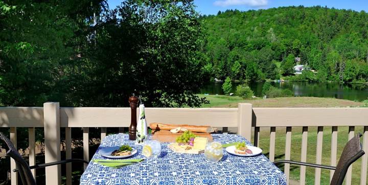 Terrasse chalet à louer en bois avec vue sur l'eau pour personne seule ou couple avec spa rpivé et sauna sec privé Chalets Booking