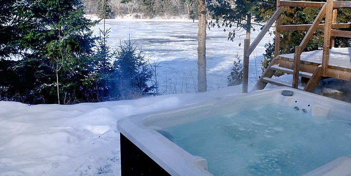 Private hot tubs cottage to rent for two front of river Le Détente Domaine McCormick Mauricie