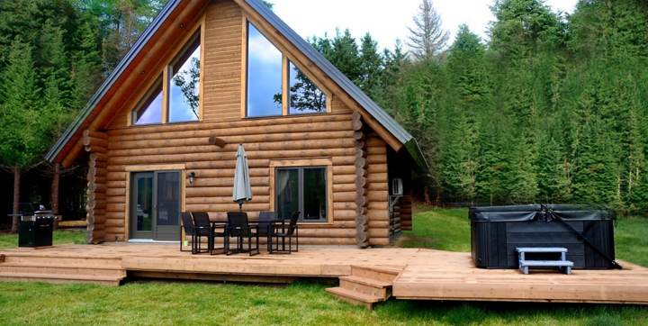 Chalet vacances en bois ronds au bord de la rivière Saint-Maurice avec spa privé en location pour 2 à 4 personnes tout équipé Chalets Booking Domaine McCormick