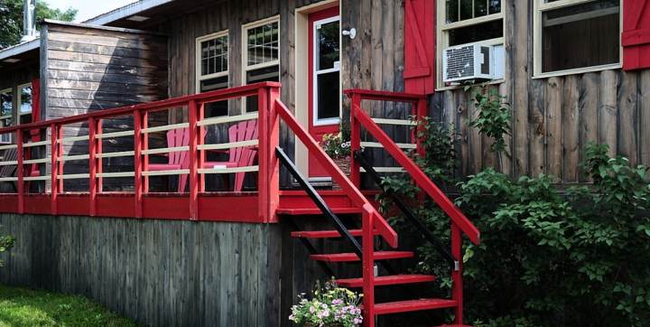 Chalet en bois à louer au bord de la rivière Saint-Maurice pour couple ou famille Domaine McCormick