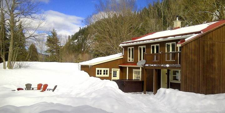 Chalet vacances en bois à louer pour 2 à 6 personnes au bord de l'eau avec un spa privé Domaine McCormick Mauricie