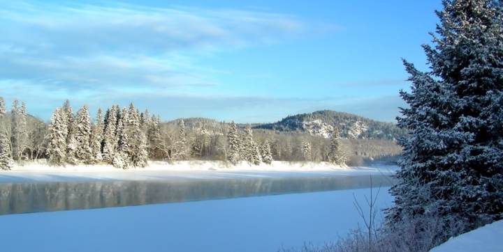 Vue sur la rivière Saint-Maurice en hiver à partir du chalet à louer Pignon Nord Domaine McCormick Chalets Booking