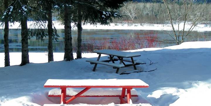 Table extérieure chalet en bois en location au bord de la rivière Saint-Maurice pour 2 à 4 personnes Domaine McCormick