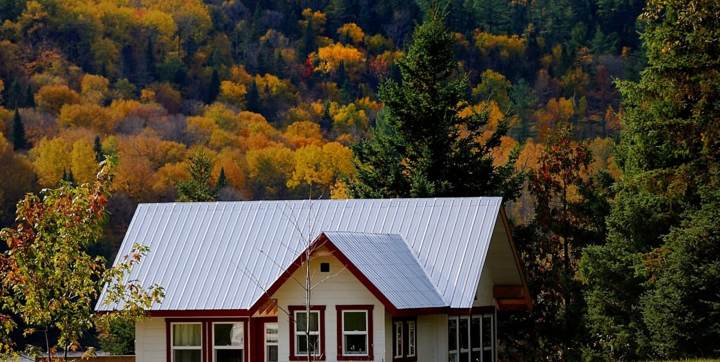 Chalet pour deux à louer bord de l'eau avec spa privé vue sur montagnes couleurs automne