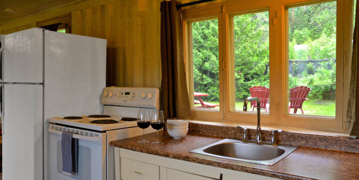 Cuisine chalet vacances en bois en location Le Gardien pour personne seule ou couple Domaine McCormick Mauricie 