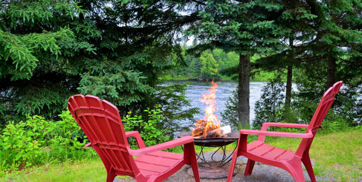 Foyer extérieur bois chauffage inclus avec vue sur la rivière Saint-Maurice chalet vacances en location au bord de l'eau avec spa privé Le Détente Domaine McCormick