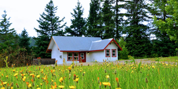 Chalet en bois pour deux en location avec spa privé au bord de l'eau Domaine McCormick Mauricie