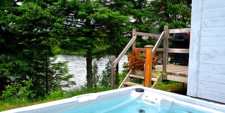 Jacuzzi privé chalet à louer pour couple au bord de l'eau tout équipé 4 saisons