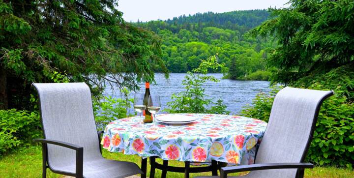Private terrace front off river cottage to rent for solo or 2 Le Détente Domaine McCormick Mauricie