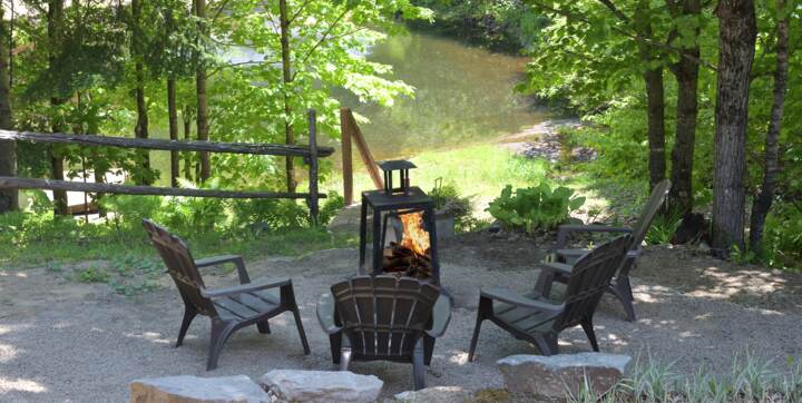 Foyer extérieur au bord du lac avec bois de chauffage inclus chalet bois rond vacances Le Rustique Lanaudière