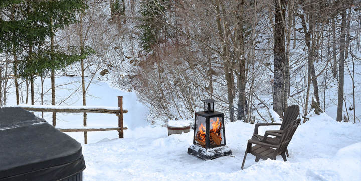 Spa privé et espace feu avec bois de chauffage inclus et vue sur l'eau chalet vacances Le Rustique en location 4 saisons pour 2 à 4 personnes Chalets Booking