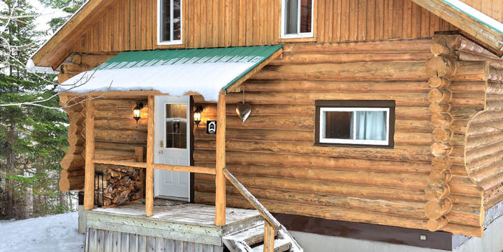 Chalet à louer en bois ronds pour 2 à 4 personnes avec spa et sauna sec privés Lanaudière Le Rustique Chalets Booking