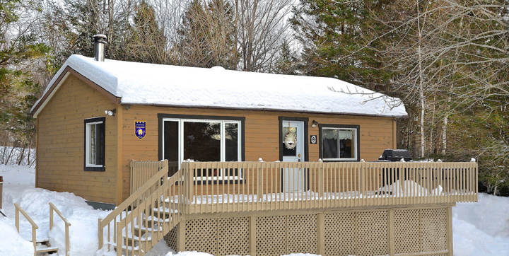 Wooden chalet to rent with lake view private jaccuzi and dry sauna all equiped Lanaudiere Chalets Booking La Vacancier