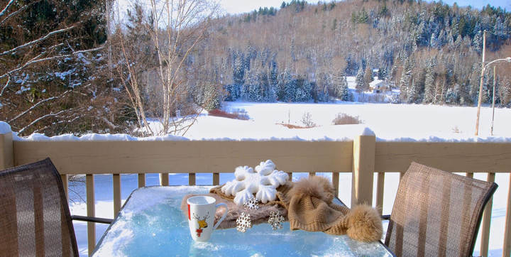 Terrasse chalet à louer Le Vacancier avec vue sur l'eau pour personne seule ou couple