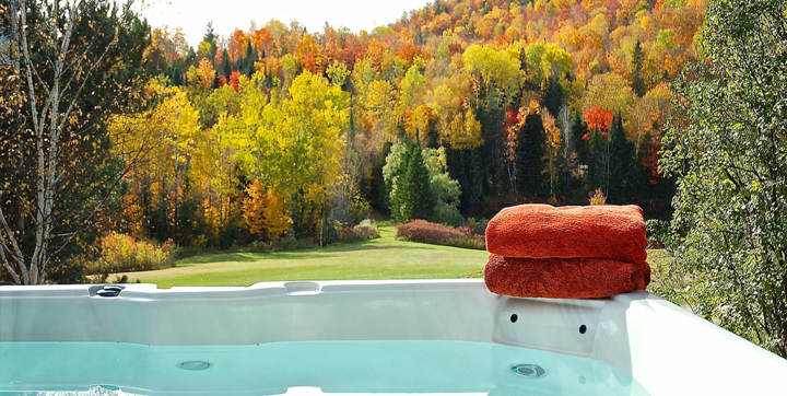 Hot tubs cottage to rend Lanaudiere Chalets Booking lake view  Le Vacancier for solo or 2 persons