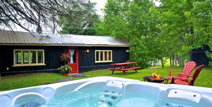 Wooden cottage to rent with private jacuzzi Domaine McCormick Mauricie