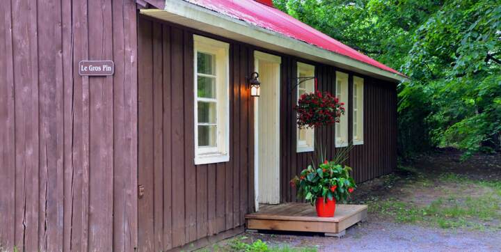 Chalet vacances pour deux à 6 personnes au bord de l'eau avec spa privé Domaine McCormick