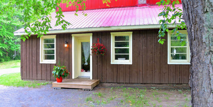 Chalet en bois en location pour la famille au bord de l'eau avec spa privé Domaine McCormick Mauricie Chalets Booking