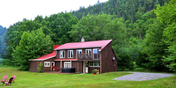 Chalet de bois à louer avec spa privé au bord de l'eau pour 2 à 6 personnes Domaine McCormick Mauricie