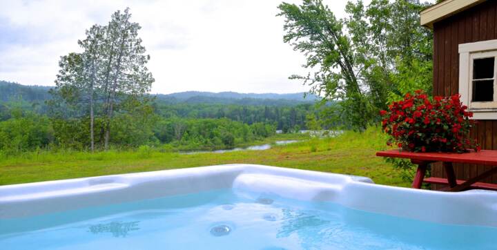 Spa privé chalet vacances Gros Pin pour famille 2 à 6 personnes au bord de la rivière Saint-Maurice Mauricie