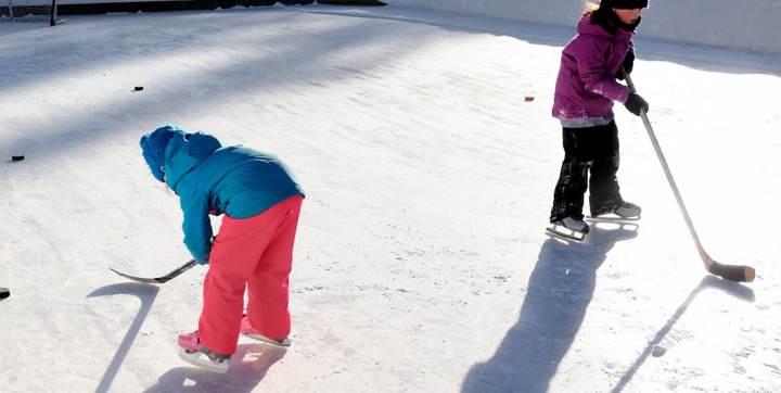 Patinoire Domaine McComick accessible à pied gratuit avec location chalet en bois Pignon Nord Chalets Booking