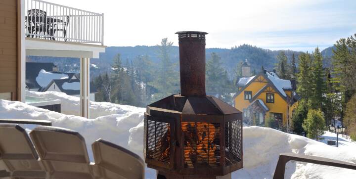 Foyer extérieur avec bois chauffage inclus chalet vue sur les montagnes Saint-Côme