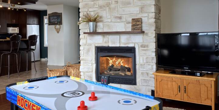 Table de jeux chalet vacances en location 4 saisons chalet de La Montagne Chalets Booking