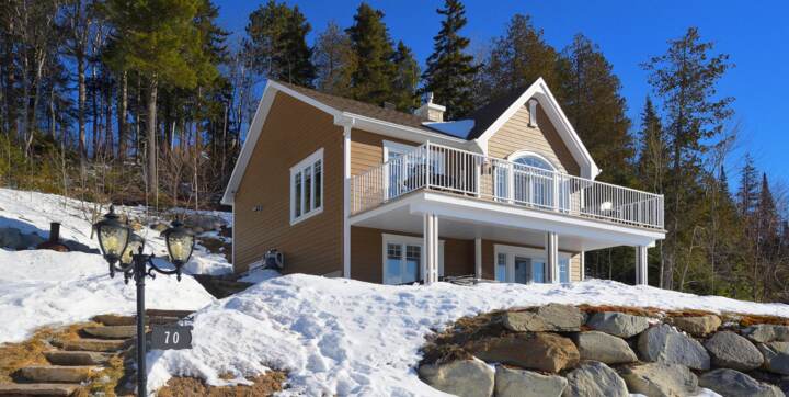 Chalet in the mountain for rent all equiped with private jaccuzi less than 500 meters from the alpine ski slopes Val-Saint-Come