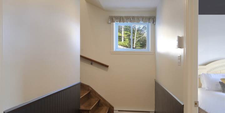 Escalier salle bain principale et deux chambres tout équipée à l'année chalet à louer solo, 2 ou 4 personnes