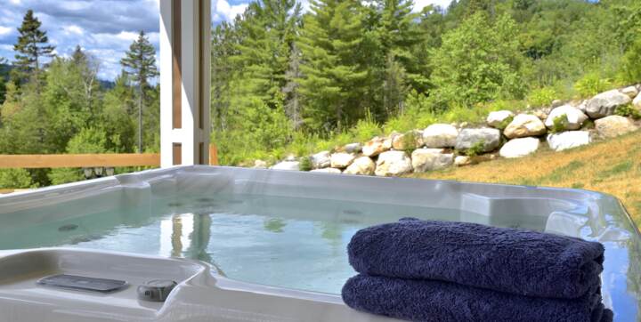 Spa privé ouvert à l'année avec location chalet vacances de La Montagne pour 2 ou 6 personnes