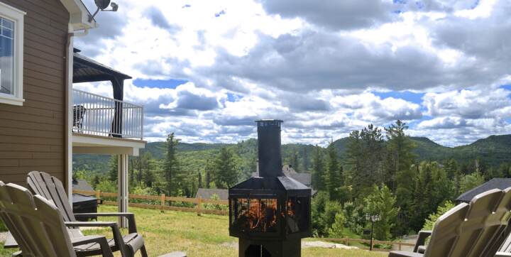 Foyer extérieur chalet à louer de La Montagne St-Côme Lanaudière avec spa privé superbe vue