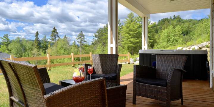 Terrasse couverte chambre des maîtres avec spa privé chalet à louer de La Montagne pour 2 à 4 personnes 4 saisons tout équipé