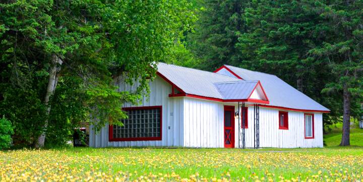 Chalet de bois en location pour personne seule ou couple avec spa privé et poêle à bois Mauricie Domaine McCormick