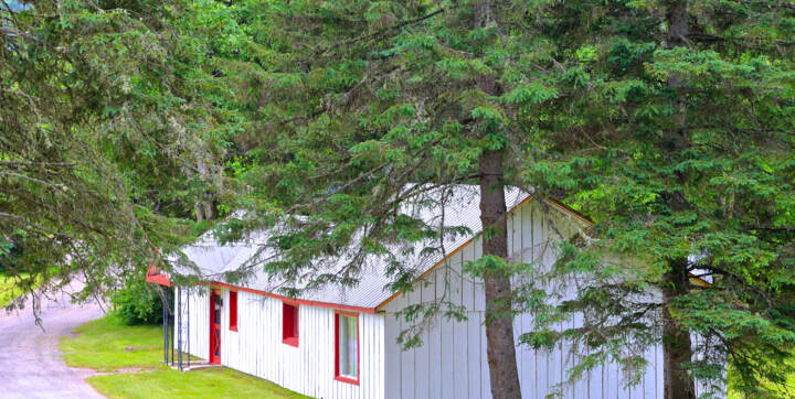 Chalet Lafontaine en bois à louer pour personne seule ou couple avec spa privé et accès à la rivière Saint-Maurice Domaine McCormick