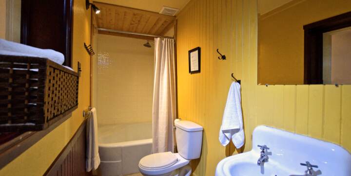 Salle de bain avec douche chalet à louer pour personne seule ou couple Lafontaine Mauricie