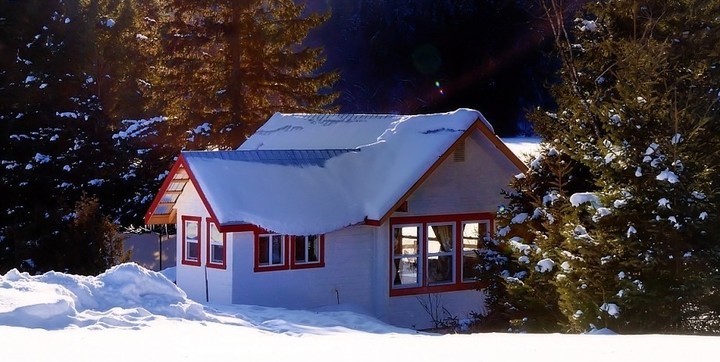 Chalet à louer pour personne seule ou couple au bord de l'eau avec jacuzzi privé 4 saisons tout équipé