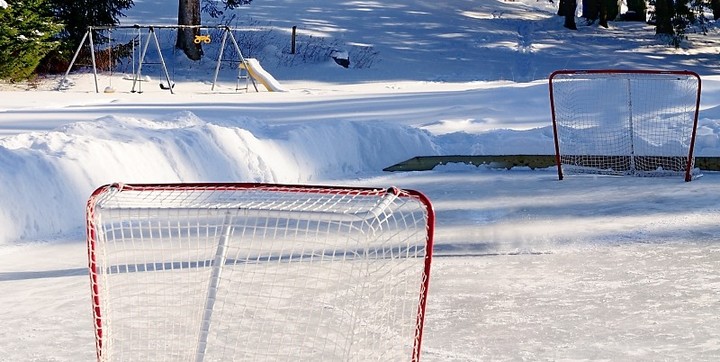 Patinoire extérieure Domaine McCormick disponible avec chalet en location Détente 