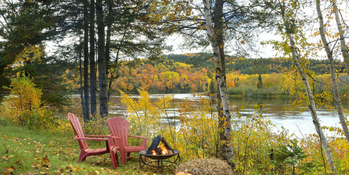 Foyer extérieur avec bois inclus chalet en location tout équipé bord de l'eau Mauricie